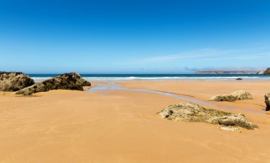 Dalga ile sakin sahil şeridi