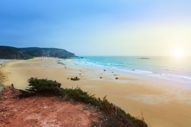 Dalga ile sakin sahil şeridi