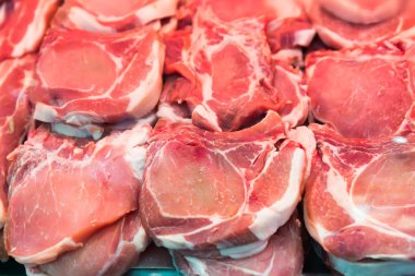 Çiğ et birçok dilimleri