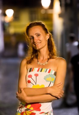 kadın akşam sokakta