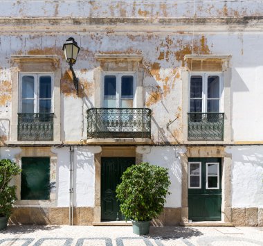 yeşil ağaçlar bina hizalayıp düzensiz bırakmak