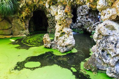 Mağarada çalıştıran Nehri