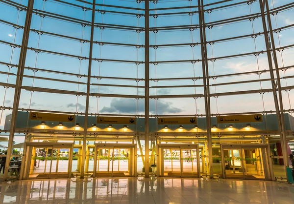 Интерьер аэропорта со стеклянной стеной — стоковое фото