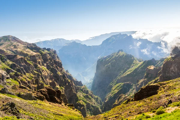 Schöne Berge in Wolken — Stockfoto