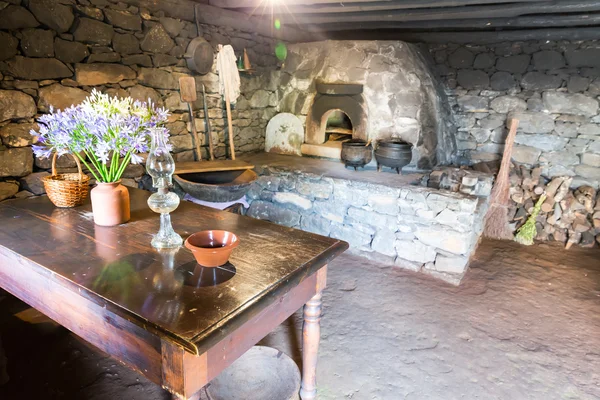 Starobylé kuchyně interiér — Stock fotografie