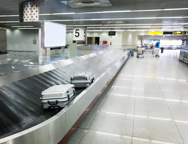 Bagage op de luchthaven riem — Stockfoto