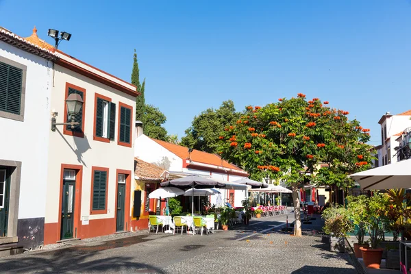 Restaurant im Freien mit Tischen — Stockfoto