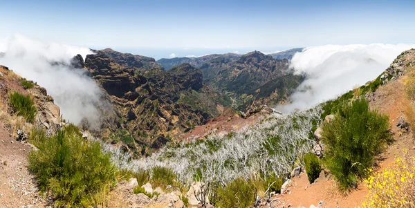 De belles montagnes dans les nuages — Photo