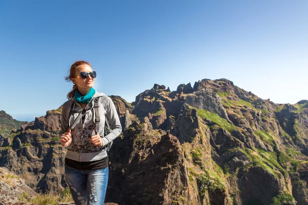 Жінка Мандрівник пішохідний туризм в горах — стокове фото