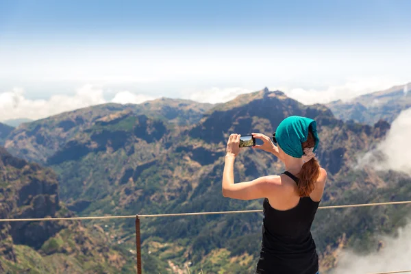 Femme Voyageur randonnée en montagne — Photo