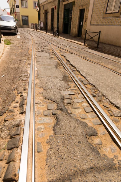 Tramvay rayları asfalt yol üzerinde — Stok fotoğraf