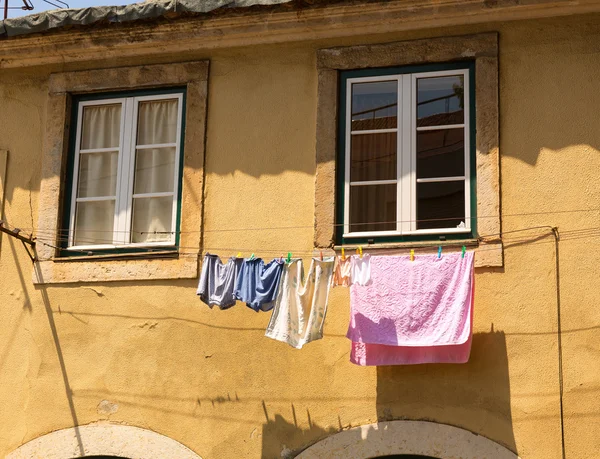 Secagem de roupa colorida — Fotografia de Stock