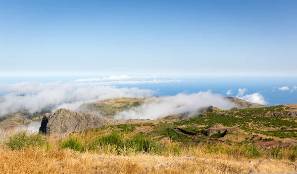 Schöne Berge in Wolken — Stockfoto