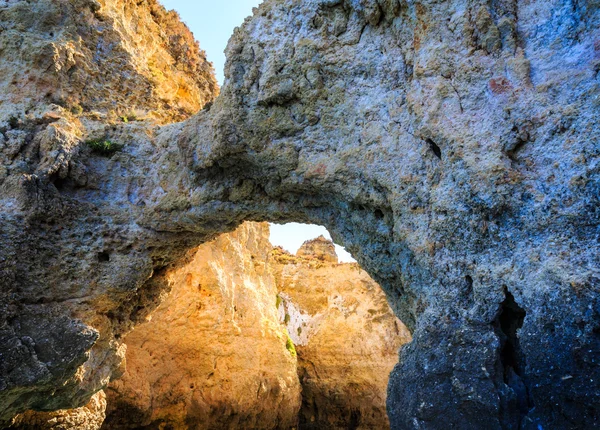 Rotsachtige baai in Portugal — Stockfoto