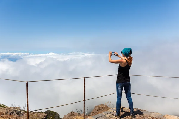 女性旅行者の山でハイキング — ストック写真