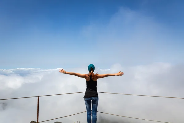 Woman on mountain peak — Stock Photo, Image