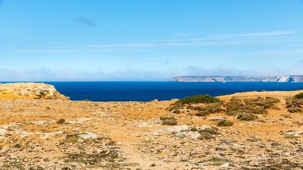 Línea costera tranquila con olas — Foto de Stock