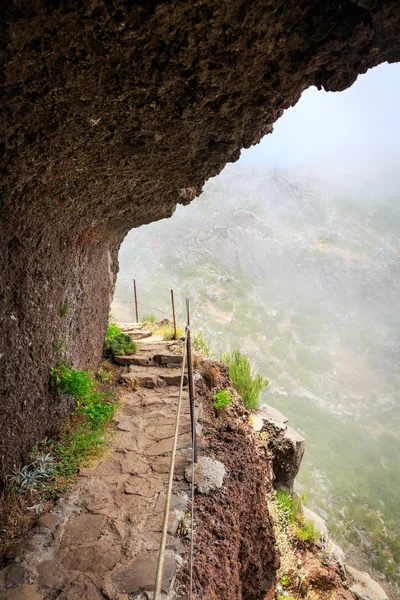 Sentiero di montagna con corrimano — Foto Stock