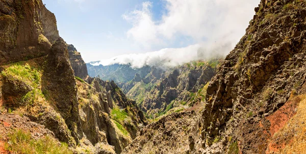 De belles montagnes dans les nuages — Photo