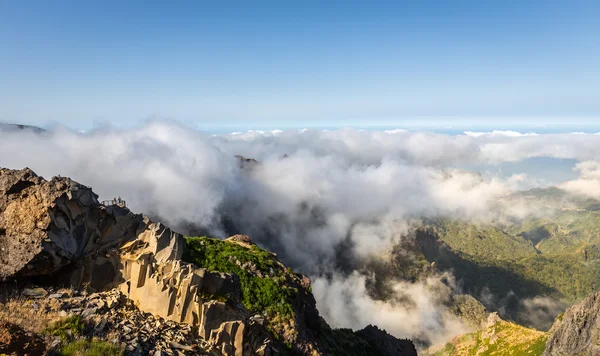 Schöne Berge in Wolken — Stockfoto