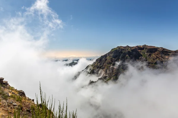 De belles montagnes dans les nuages — Photo