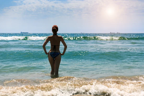 Kvinna som står i havet — Stockfoto