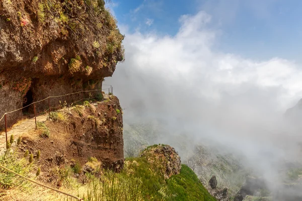 Hautes montagnes nuageuses — Photo