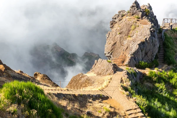 De belles montagnes dans les nuages — Photo