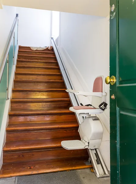 Personas con discapacidad Ascensor de escaleras —  Fotos de Stock