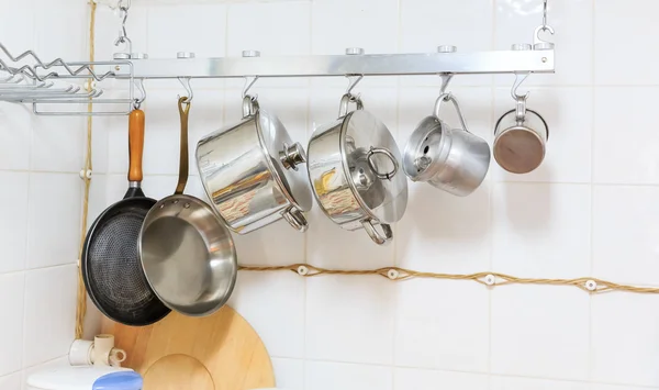 Panelas e panelas na cozinha — Fotografia de Stock