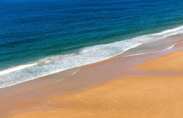Спокойствие на побережье с волной — стоковое фото