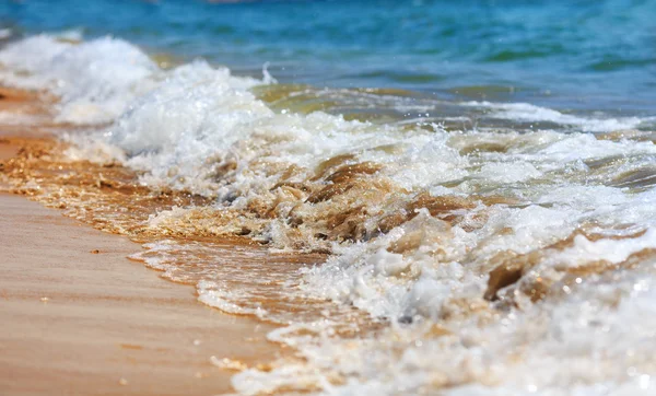Línea costera tranquila con olas — Foto de Stock