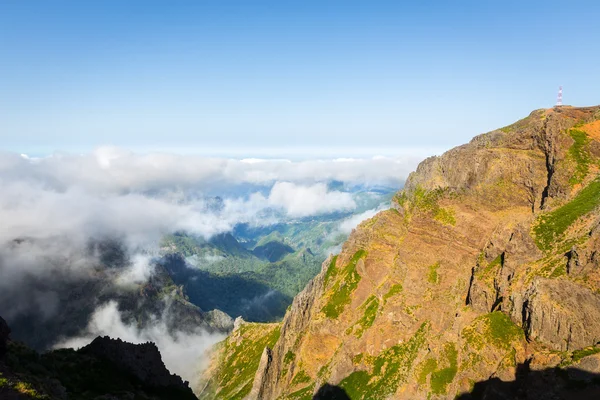 Schöne Berge in Wolken — Stockfoto