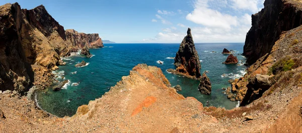 Oceano estivo con riva rocciosa — Foto Stock