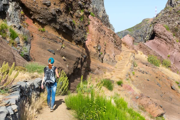山中徒步旅行的女性旅客 — 图库照片
