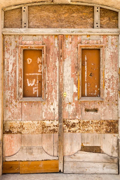 Velha porta de madeira trancada — Fotografia de Stock