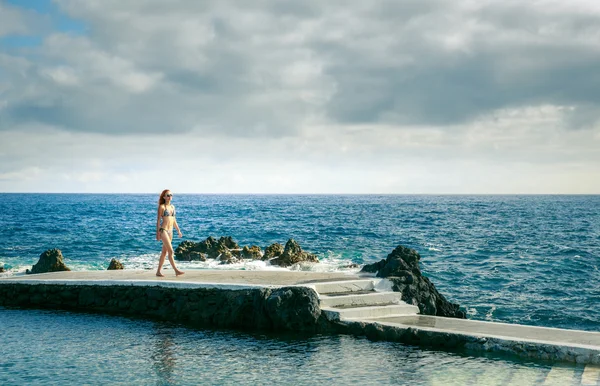 Mujer caminando en el muelle — Foto de Stock