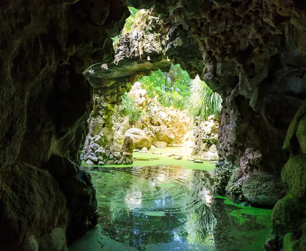 Floden kör i grottan — Stockfoto