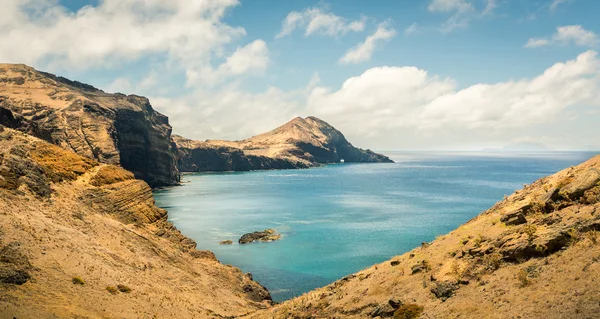 Oceano de verão com costa rochosa — Fotografia de Stock