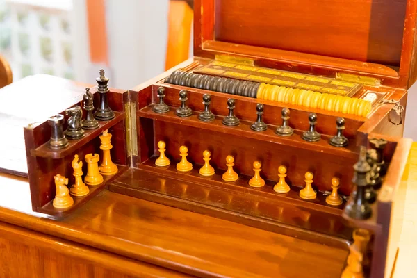 老式的木制国际象棋 — 图库照片