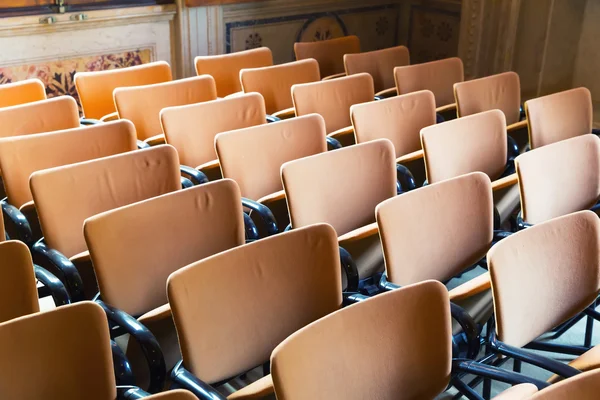 Zetels in rijen in hal — Stockfoto