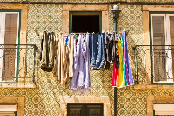 Сушка одежды у окна — стоковое фото