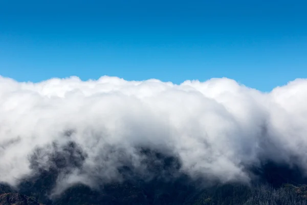 Montagne tra le nuvole n nuvole — Foto Stock