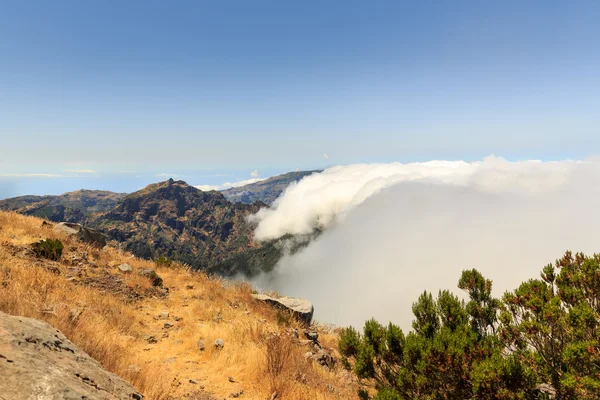 Belas montanhas em nuvens — Fotografia de Stock