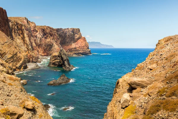 Oceano de verão com costa rochosa — Fotografia de Stock