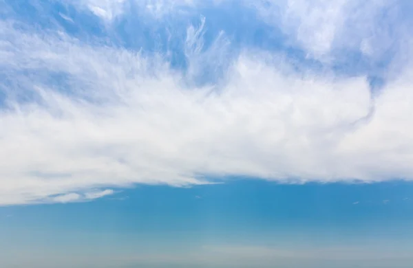 Hemel met weinig wolken — Stockfoto