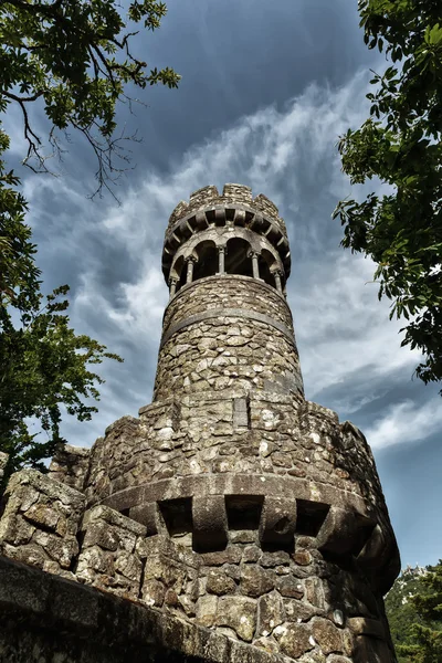 Torre antiga sobre o céu — Fotografia de Stock