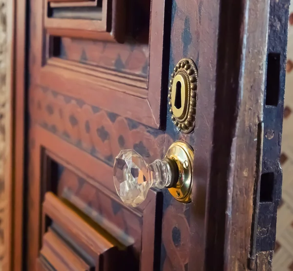 Agujero de llave en puerta de madera —  Fotos de Stock