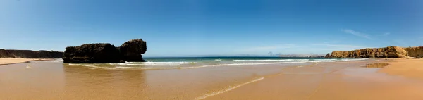 Dalga ile sakin sahil şeridi — Stok fotoğraf