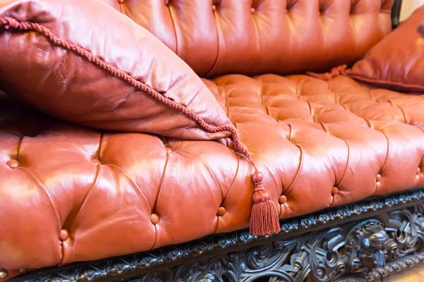 Mobiliário vintage coberto de couro — Fotografia de Stock